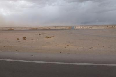 Um nach Yazd zu gelangen, mußten wir durch diese Wüste. Zu Schah-Zeiten wurde der Sand mit irgendeinem Ölabfallmulch bestreut (?), so daß die Oberfläche schwärzlich aussieht. Die angepflanzten Bäume haben sich nicht gehalten und sind verdörrt.